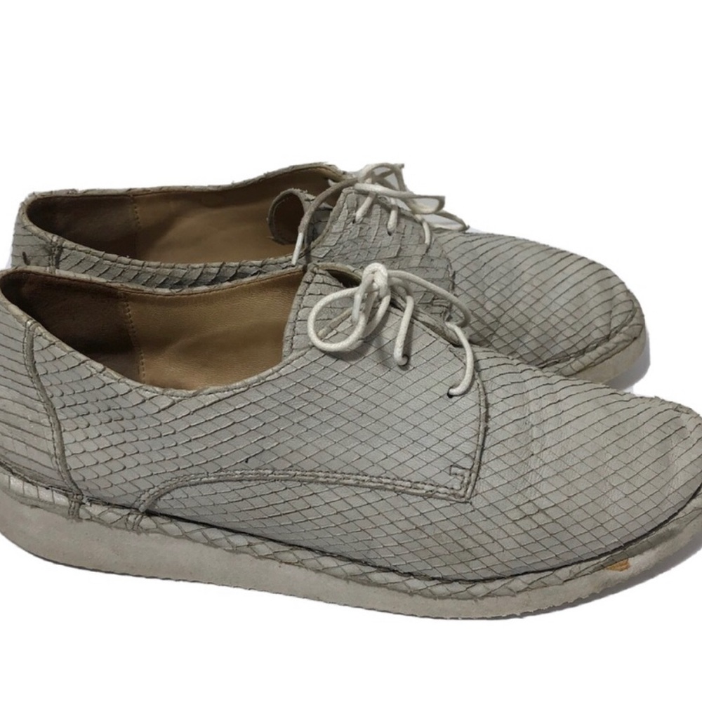 Ballerina made in Italy lace up sneakers. Size 39.